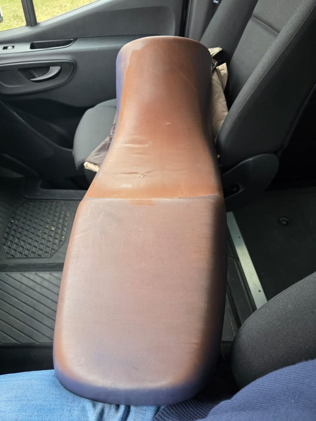 Asiento de moto con la funda gastada