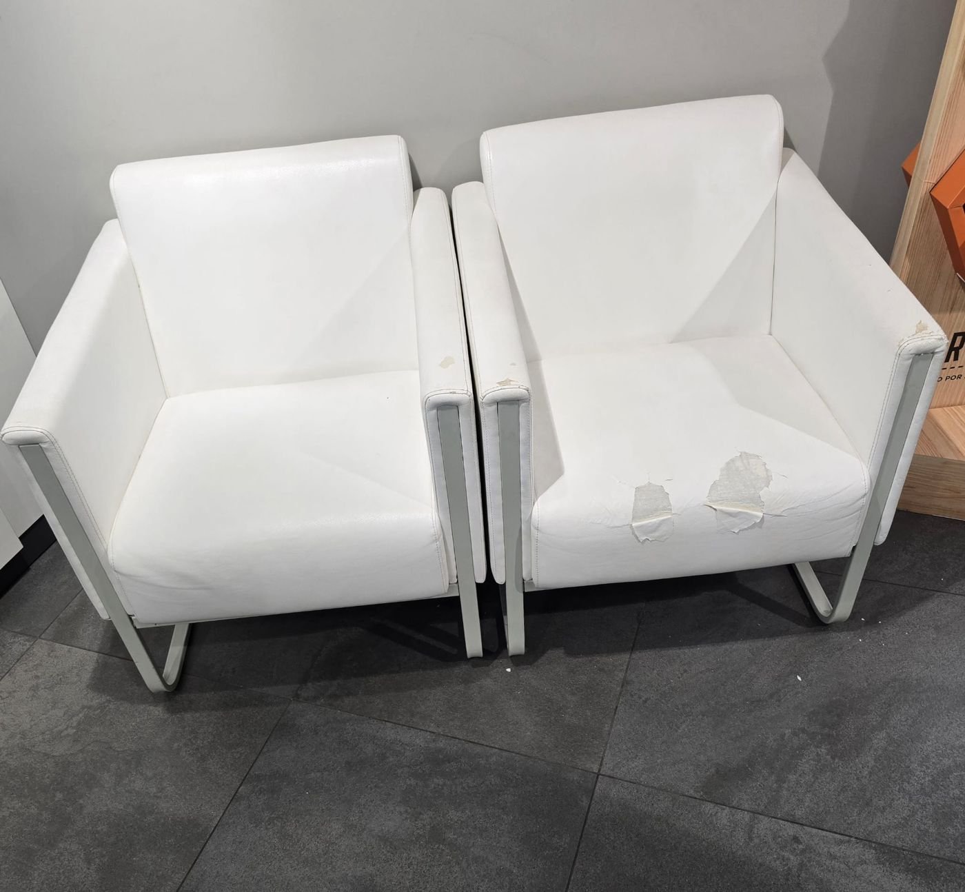 Sillones de piel blanca con la tapicería rota