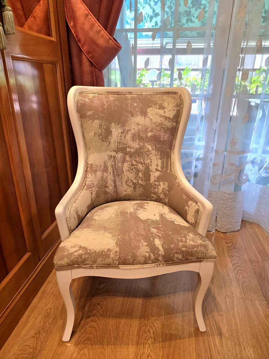 Butaca con tela jacquard en tonos arena