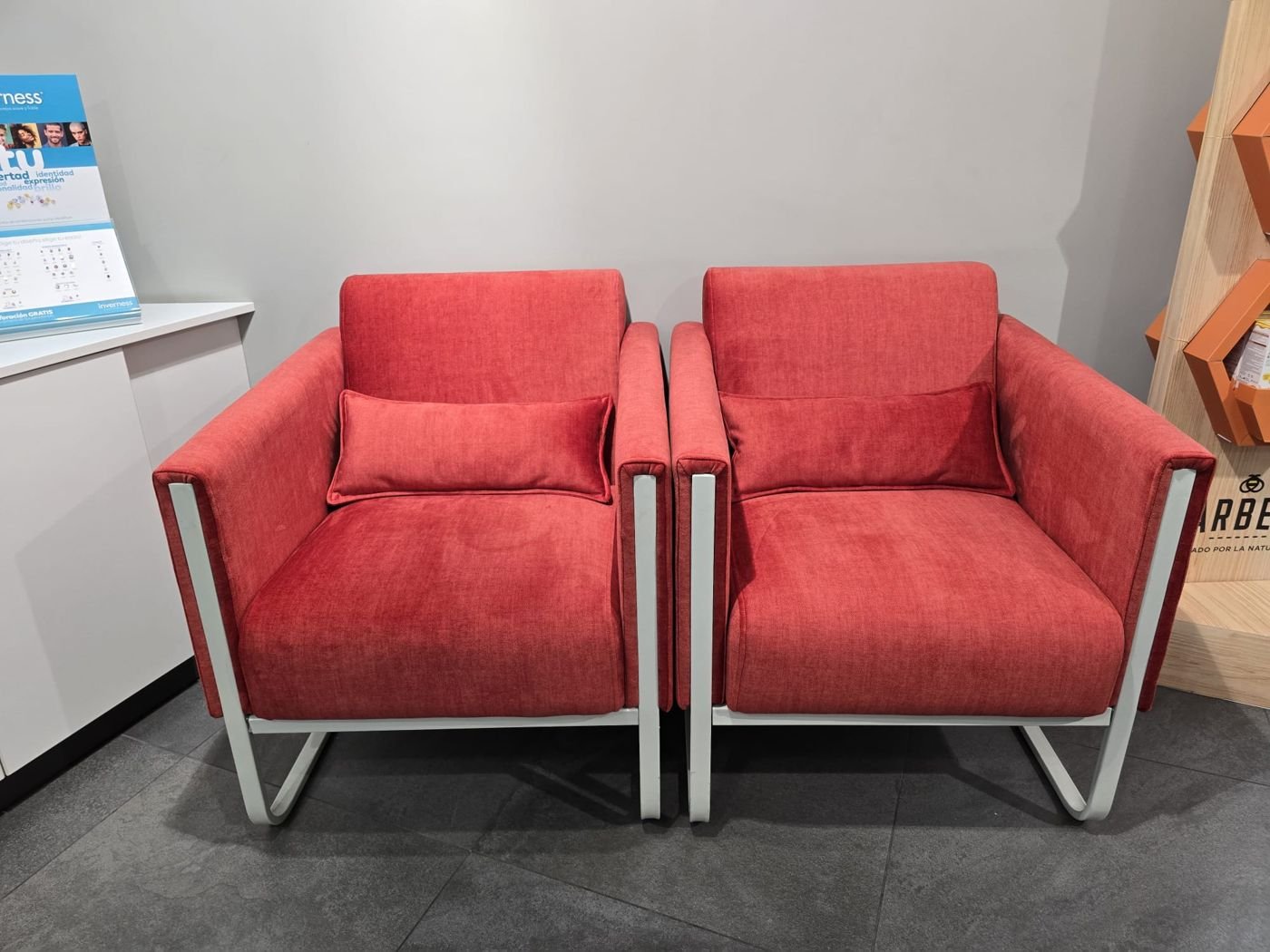 Pareja de sillones tapizados en tela roja
