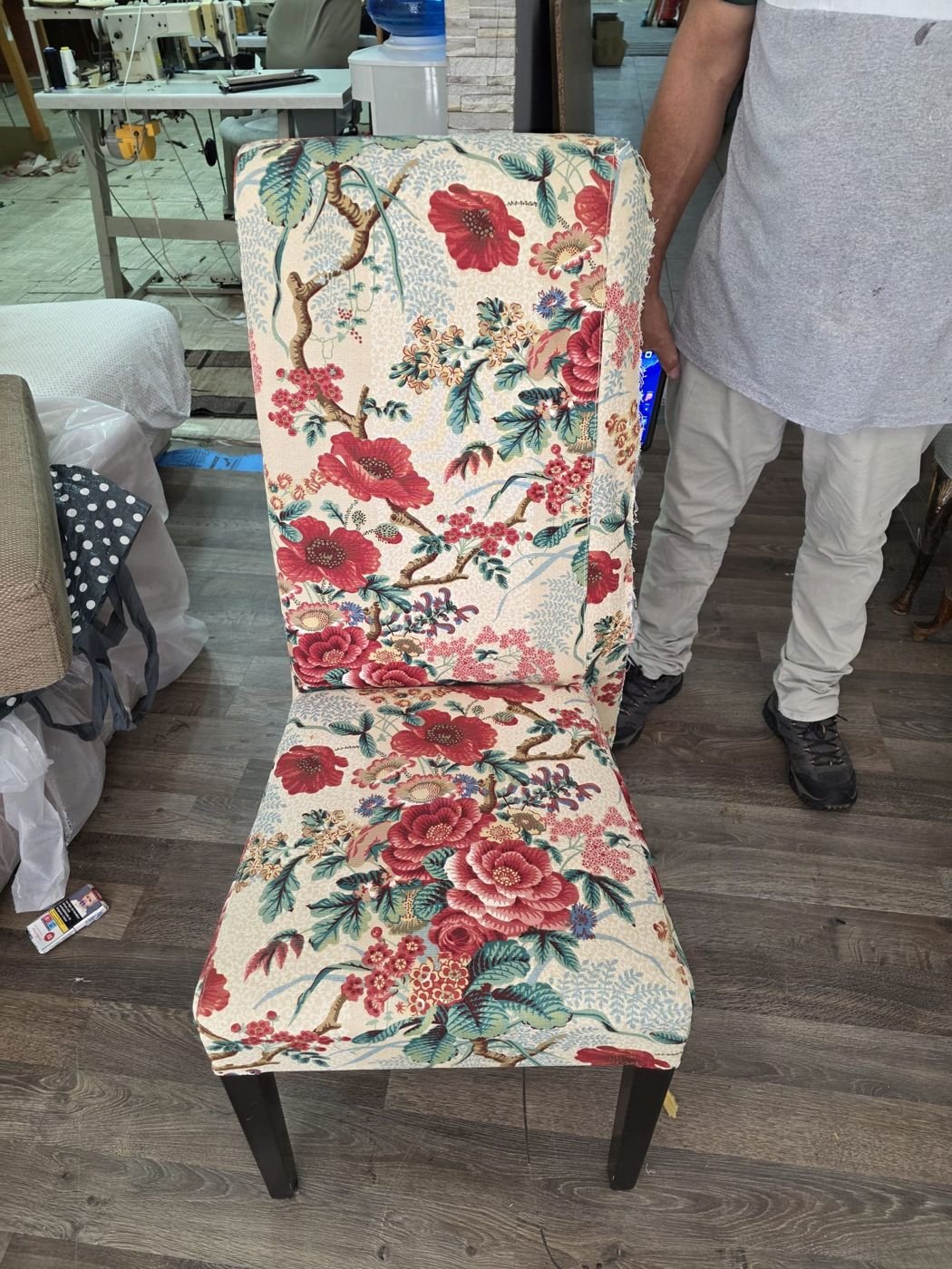 Silla de comedor tapizada con tela de flores en el taller