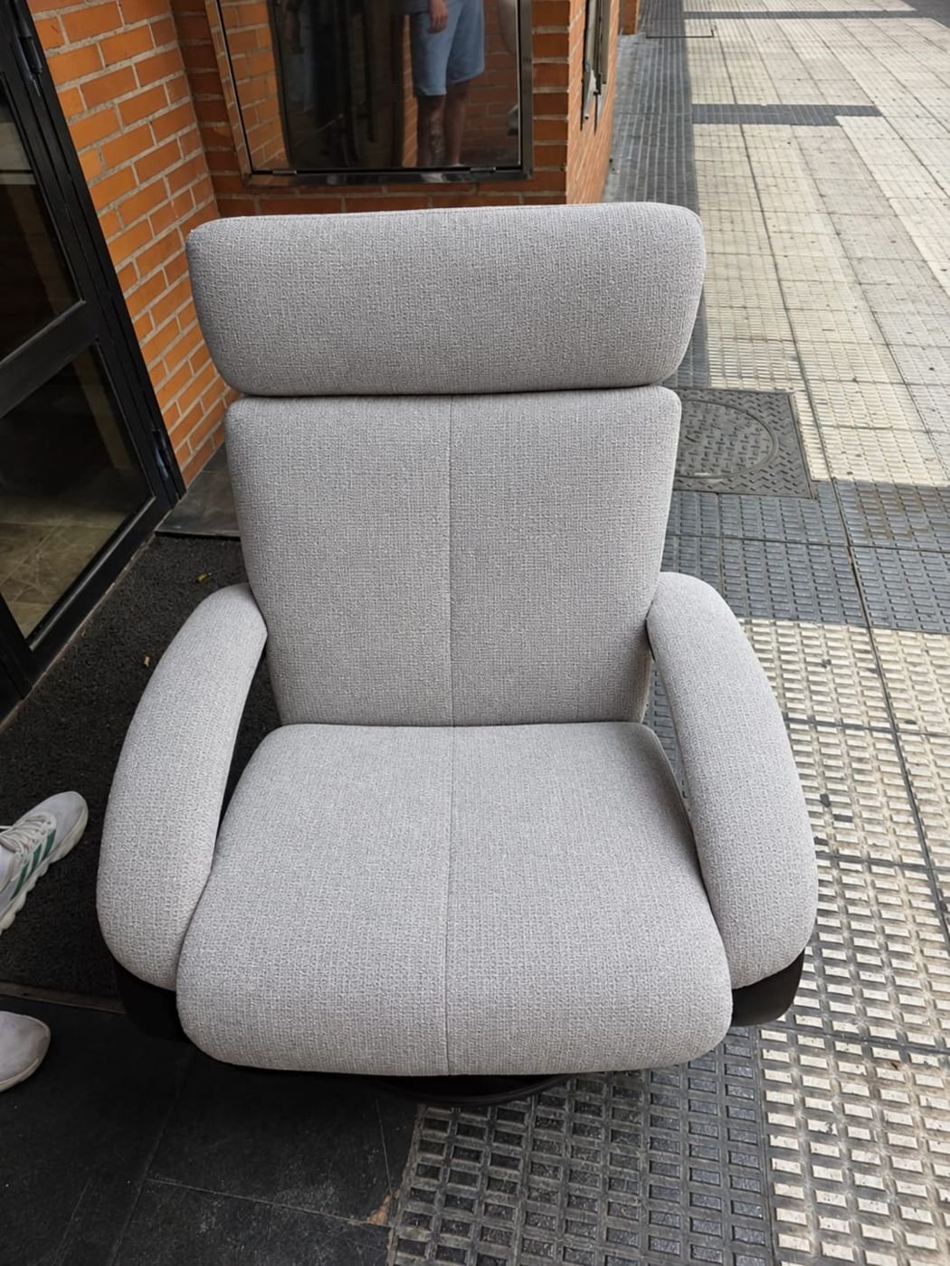 Sillón reclinable giratorio tapizado en tela gris